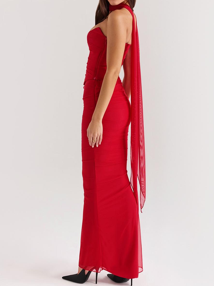 Conjunto de corpete sem alças vermelho e saia de cintura alta com gravata