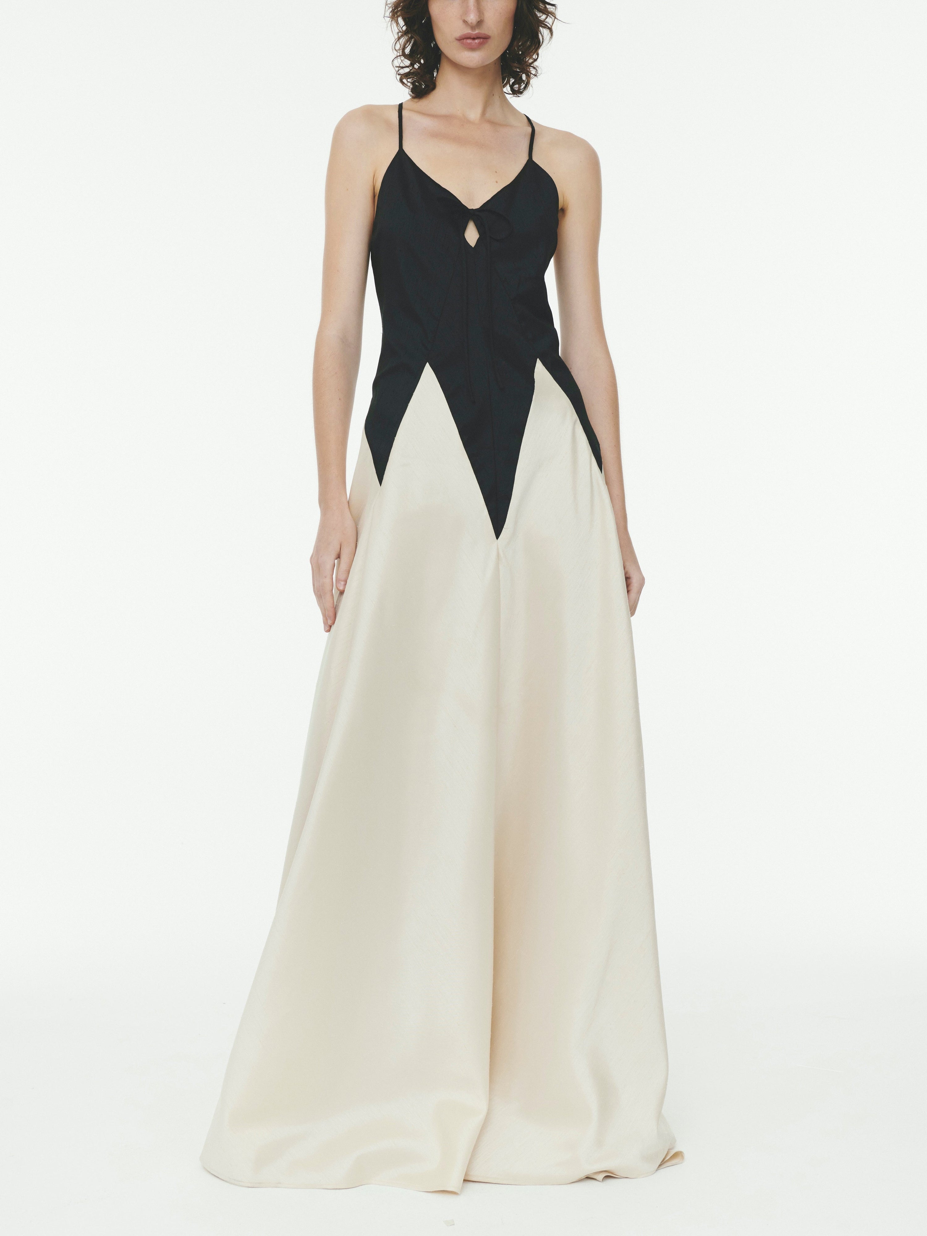 Vestido maxi com suspensório fino e costura contrastante da moda