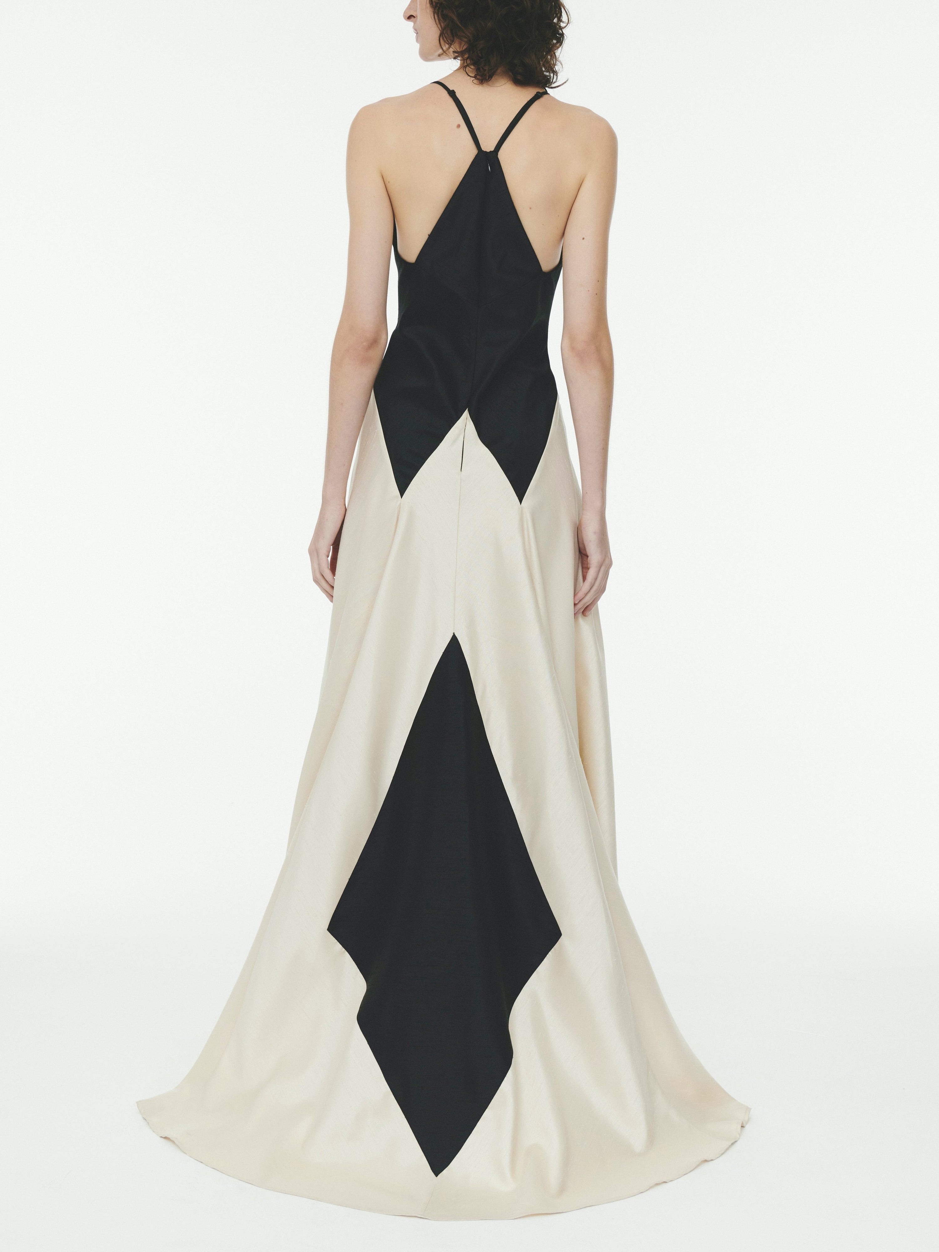 Vestido maxi com suspensório fino e costura contrastante da moda